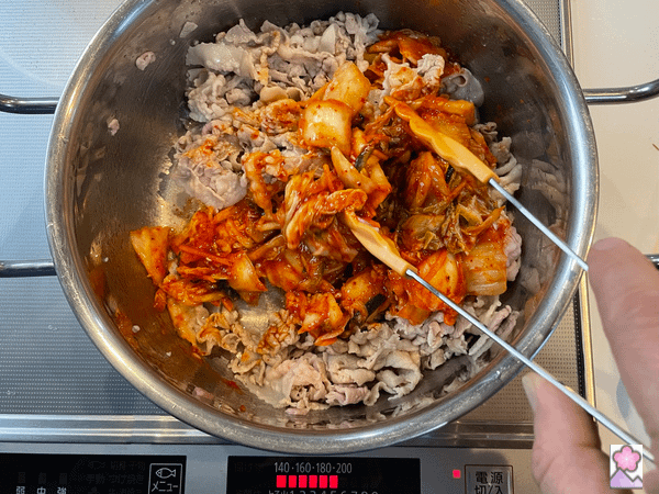 Sauté pork and kimchi in a pot