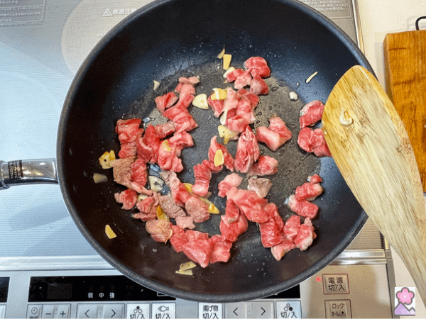 Beef sautéed with garlic and ginger in a wok