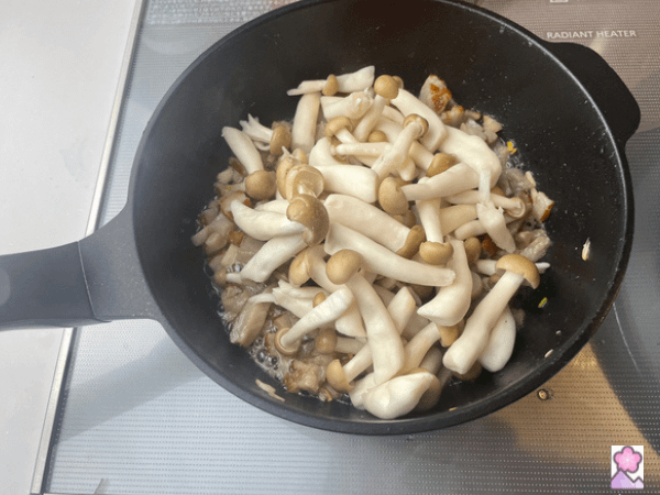 Mixing Kinoko in with bacon