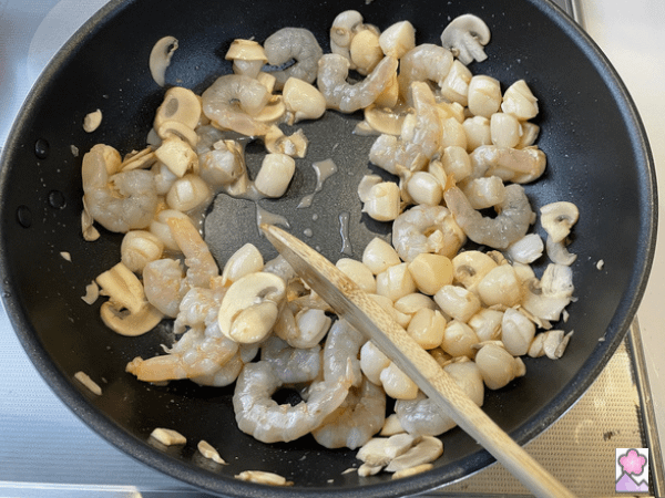 Stir frying shrimp. Scallop. mushroom
