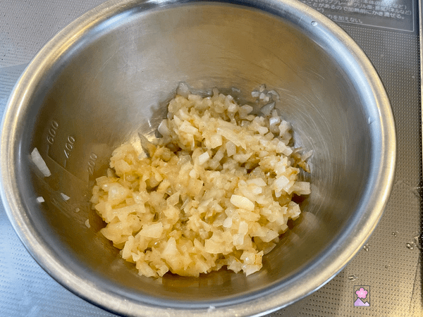 Cooked onions In a bowl