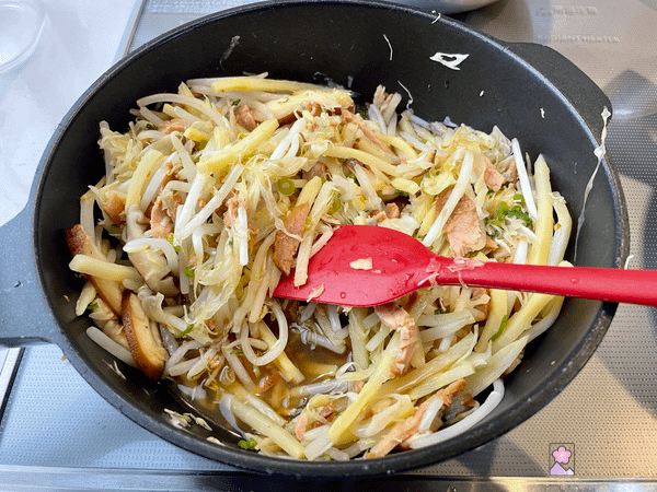 Yuba roll filling In a fry pan