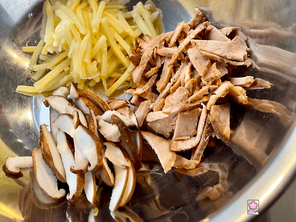 Mushroom, Bamboo and pork cut in thin strips
