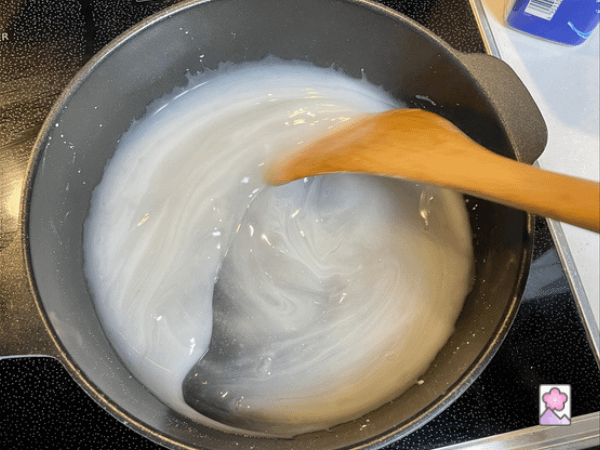 Kuzuko and water mixture thickens and becomes white in a pan