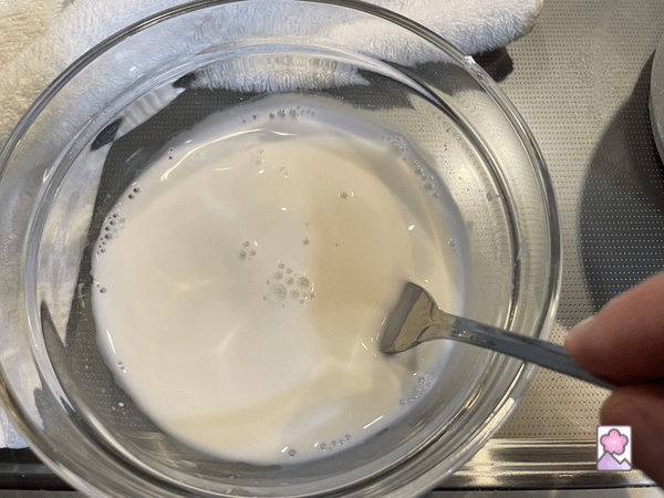 Kuzuko mixed with water with no lumps remaining, all in a glass bowl