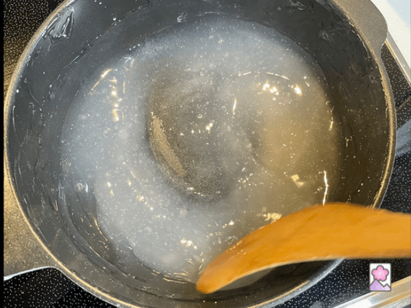 Kuzumochi is now translucent while being heated in a pan