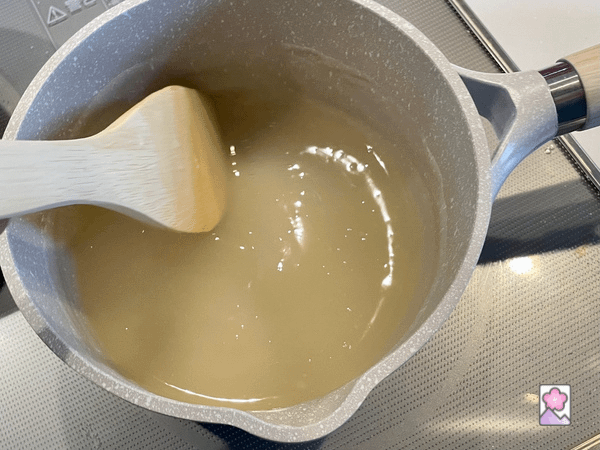 Thickened kudzu starch in dashi in a saucepan