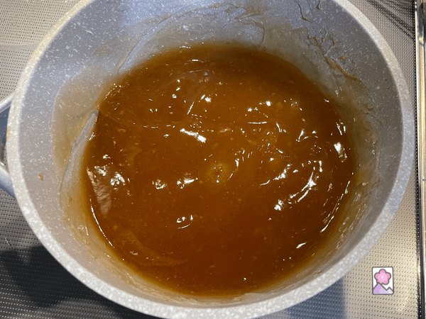 Cooked warabimochi mixed with wasanbon syrup in a saucepan