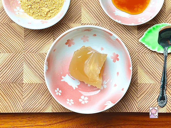 Sweet Warabimochi with Kuromitsu and Kinako in the background.