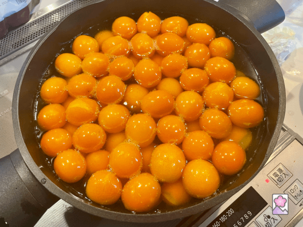Kinkans after boiling in a large pot. The skins have become smooth.