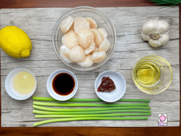Spicy Garlic Scallops ingredient Board with scallops, lemon, garlic, garlic chutes, oil, bean paste, soy sauce and sake