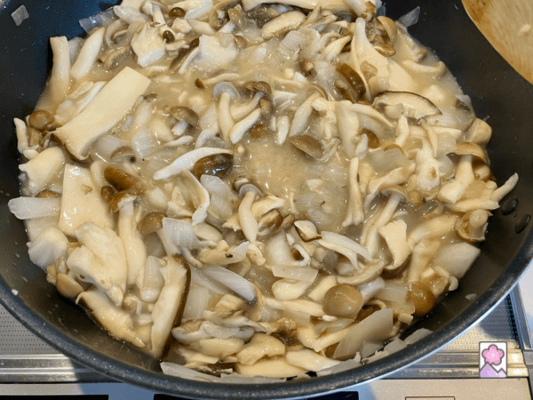 Mushrooms thickening in Vegetable Broth on the skillet