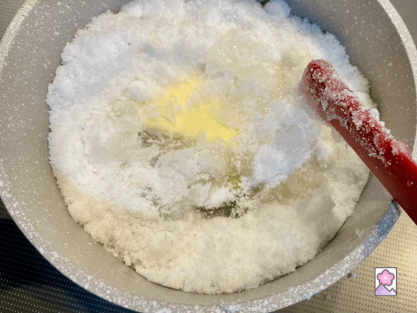 Cooking the sugar mixture in a saucepan
