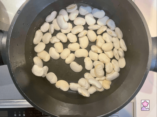 Soaked beans are in a pot ready to boil