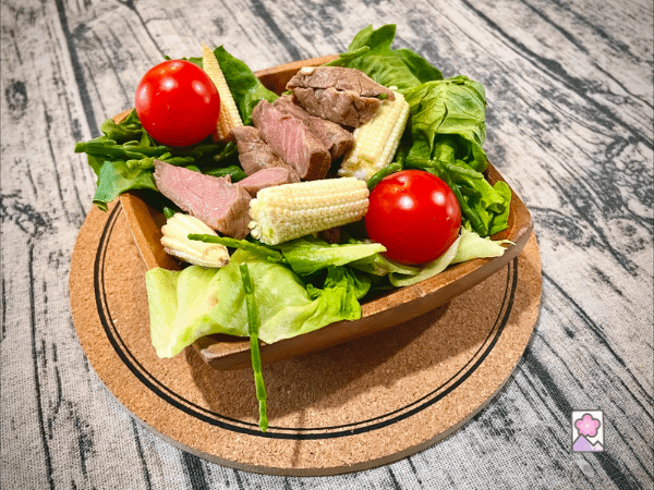 A delicious and colorful salad topped with Japanese.Roast Beef strips