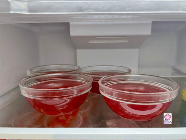 Sakura gelatin in four molds sets in the refrigerator