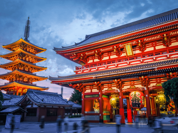 Kaminarimon with a nearby pagoda