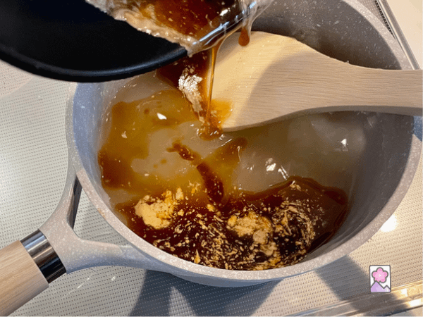 Wasanbon syrup mixing into warabimochi
